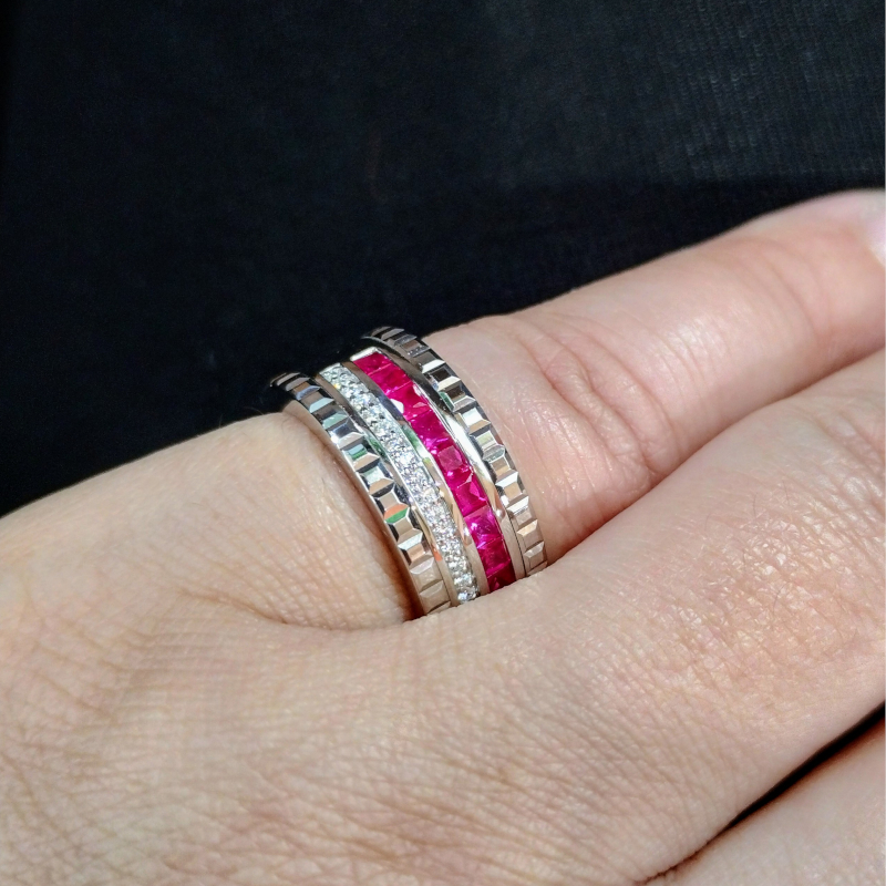 bague-femme-or-blanc-750-rubis-et-diamants-FACET-RE877FMNWAQ14-portée Bague Or blanc, Rubis et Diamants RE877FMNWAQ14 FACET, portée.