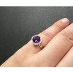 Bague Femme Platine, Améthyste et Diamants FACET RF906FMTWNQ14, portée.