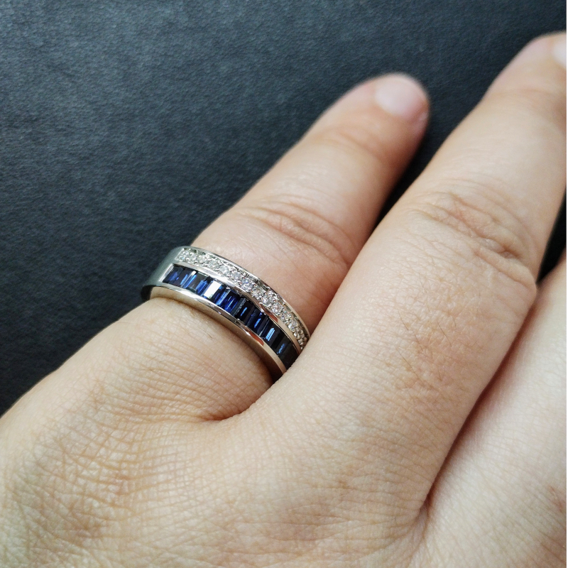 bague-femme-platine-950-saphirs-et-diamants-FACET-R9910FMTWNY14-portée Bague Femme Platine, Saphirs et Diamants FACET, portée.