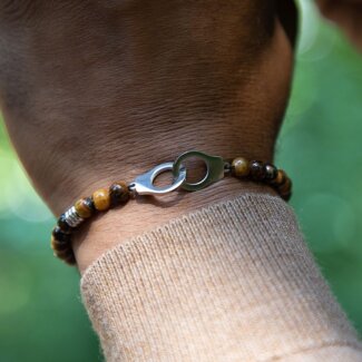 Bracelet menottes Acier œil de tigre ROCHET HB57603 Homme porté.