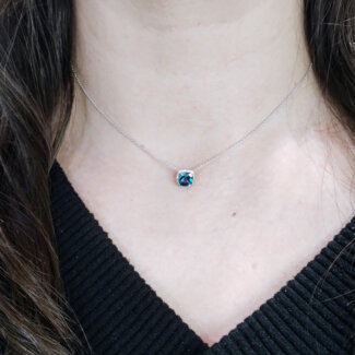 Collier Or blanc, Topaze et Diamants P8735FMNWA842 FACET, porté.