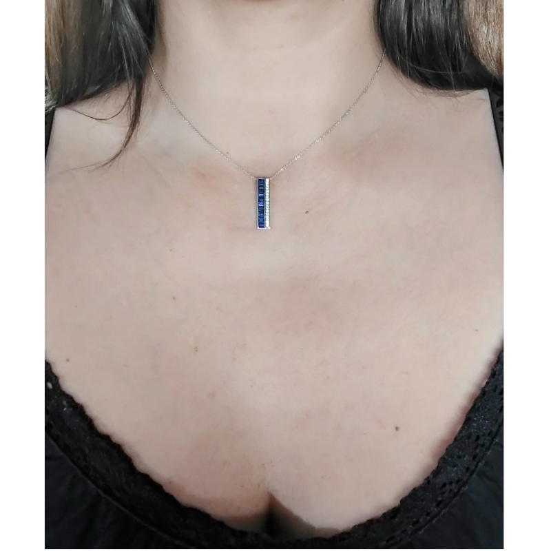Collier Femme Platine, Saphirs et Diamants FACET P8010FMTWNCQ0, porté.