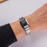 Montre Femme Octogone HERBELIN 17556B49 Acier inoxydable et nacre noire, portée.
