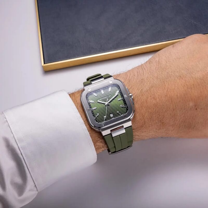 montre-homme-cap-camarat-square-mouvement-suisse-acier-et-FKM-HERBELIN-kaki-12246A116CK-portée Montre Homme, Cap Camarat Square HERBELIN, Acier inoxydable et Elastomère FKM kaki 12246A116CK portée