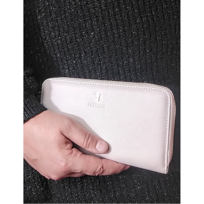 Portefeuille Femme FESTINA FM124/J écru, porté.
