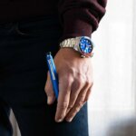 Stylo à bille FESTINA bleu et gris encre noire FWS4104/M porté