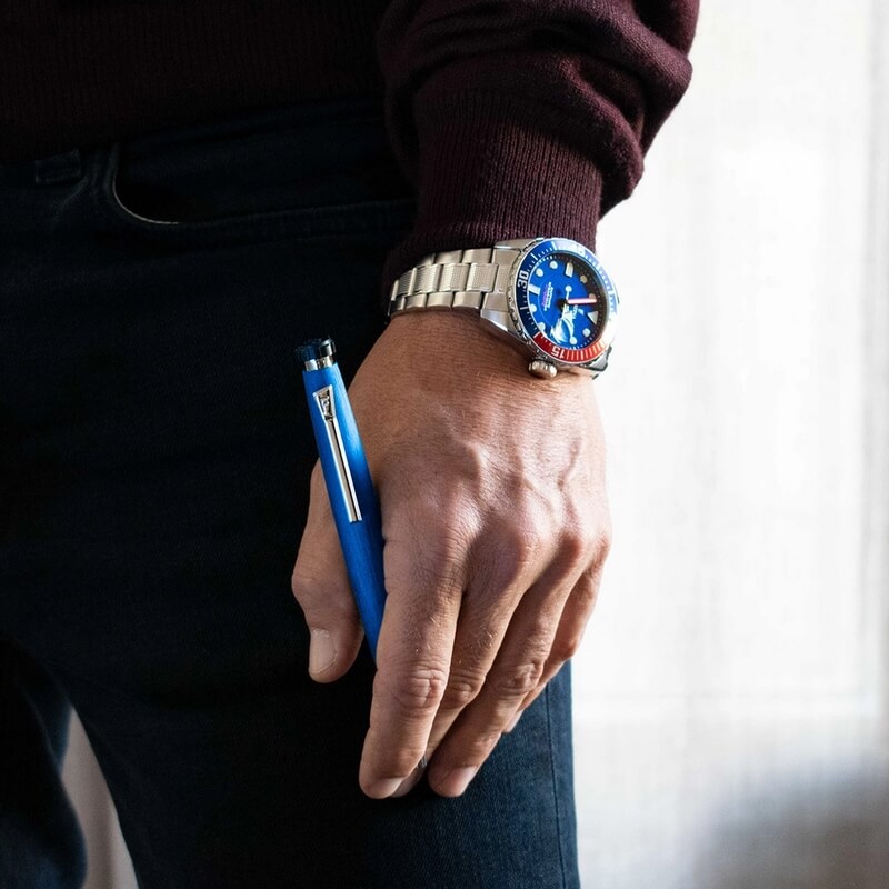 Stylo à bille FESTINA bleu et gris encre noire FWS4104/M porté