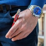Stylo à bille rouge FESTINA FWS4110/P classique, encre noir, main.