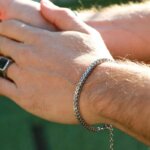 Bracelet double tressage Acier ROCHET HB01380 Homme porté.