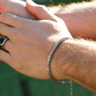 Bracelet double tressage Acier ROCHET HB01380 Homme porté.
