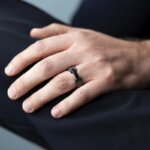 Bague CAP CAMARAT HERBELIN RCC8CN Céramique noire portée