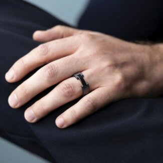 Bague CAP CAMARAT HERBELIN RCC8CN Céramique noire portée