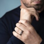 Bague NEWPORT Duo HERBELIN RND7ABTD Titane et Acier Homme portée