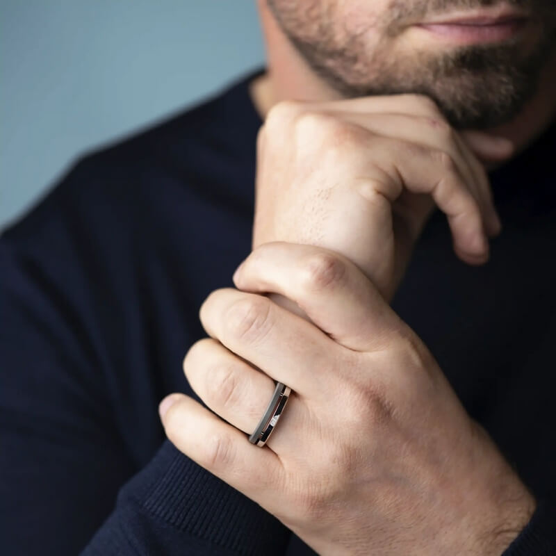 Bague NEWPORT Duo HERBELIN RND7ABTD Titane et Acier Homme portée