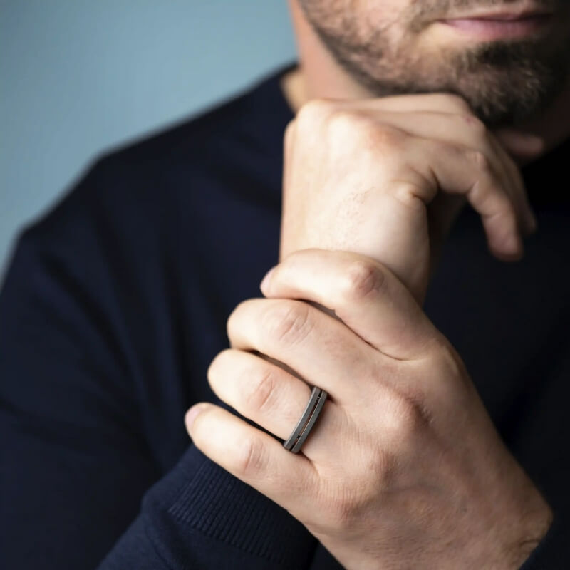 Bague NEWPORT HERBELIN RND7TD Titane et Acier Homme portée