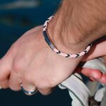 Bracelet Cuir tressé tricolore et Acier ROCHET HB1430299 Homme porté.