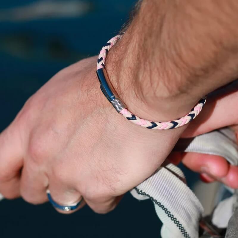 bracelet-acier-inoxydable-cuir-tricolore-ROCHET-HB1430299-porté Bracelet Cuir tressé tricolore et Acier ROCHET HB1430299 Homme porté.