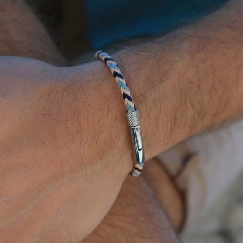 bracelet-acier-inoxydable-cuir-tricolore-ROCHET-HB1430399-porté Bracelet Cuir tressé tricolore et Acier ROCHET HB1430399 Homme, porté
