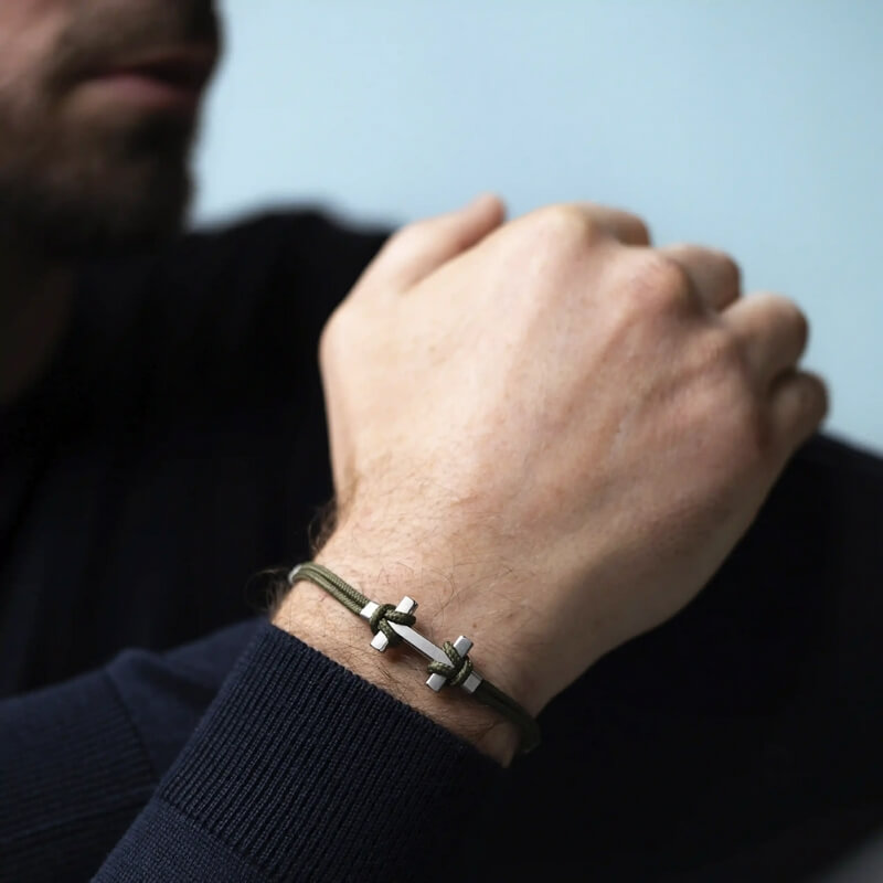 Bracelet AMARRAGE Acier cordon kaki HERBELIN BH20ABKK Homme porté