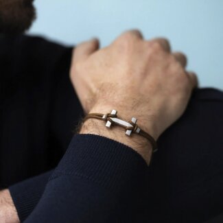 Bracelet AMARRAGE Acier cordon marron HERBELIN BH24ABBC Homme, porté