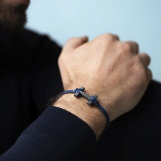 Bracelet AMARRAGE Titane cordon bleu HERBELIN BH24TDBM Homme porté