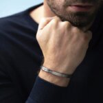 Bracelet jonc NEWPORT HERBELIN JN7AB Acier Homme porté