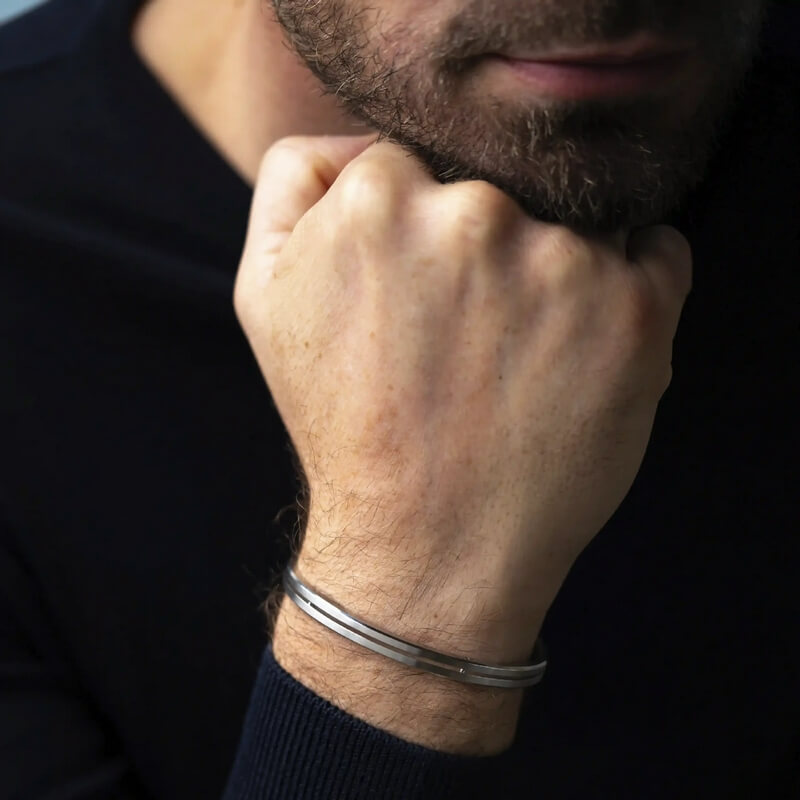 Bracelet jonc NEWPORT HERBELIN JND6AB Duo Acier Homme porté