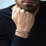 Bracelet jonc NEWPORT HERBELIN JN7ABG2N Acier et Or Homme porté