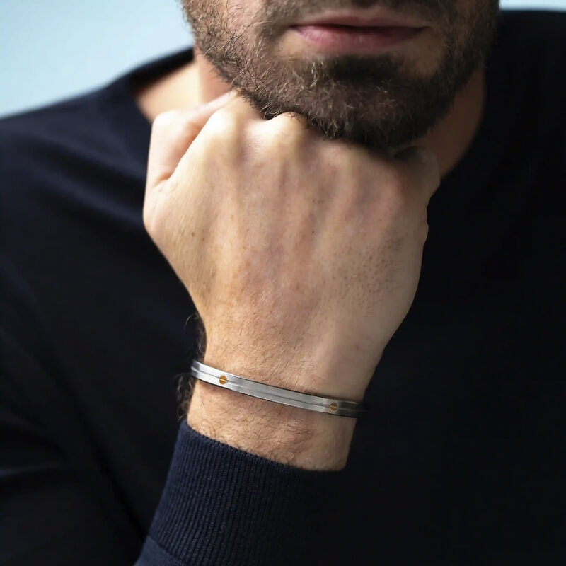 bracelet-jonc-homme-newport-herbelin-acier-inoxydable-or-jaune-375-jn7abg2n-porté Bracelet jonc NEWPORT HERBELIN JN7ABG2N Acier et Or Homme porté