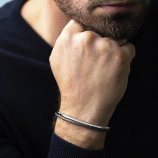 Bracelet jonc NEWPORT HERBELIN JND6ABTD Duo Titane et Acier Homme porté