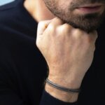Bracelet jonc NEWPORT HERBELIN JND6TD Titane et Acier Homme, porté.