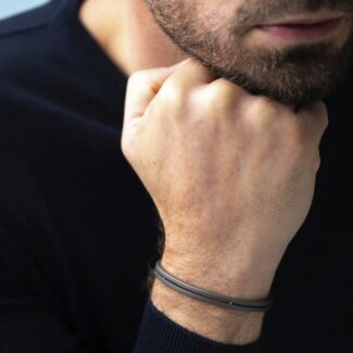 Bracelet jonc NEWPORT HERBELIN JND6TD Titane et Acier Homme, porté.
