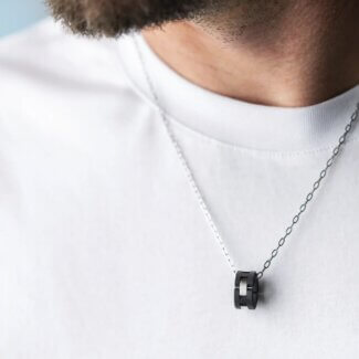 Collier CAP CAMARAT HERBELIN CCC8CNAB Acier et céramique noire Homme porté