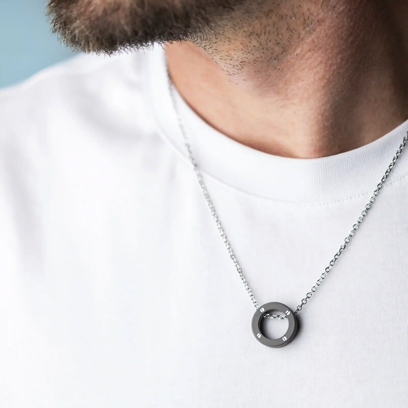 Collier NEWPORT HERBELIN CND20TD Homme Titane, porté