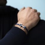Bracelet AMARRAGE Acier cordon bleu BH24ABBM HERBELIN Homme porté