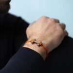 Bracelet AMARRAGE Titane cordon orange BH24TLMD HERBELIN Homme porté