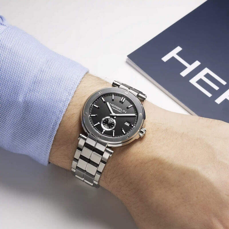 Montre Homme NEWPORT HERBELIN, Acier inoxydable 18389B22 portée