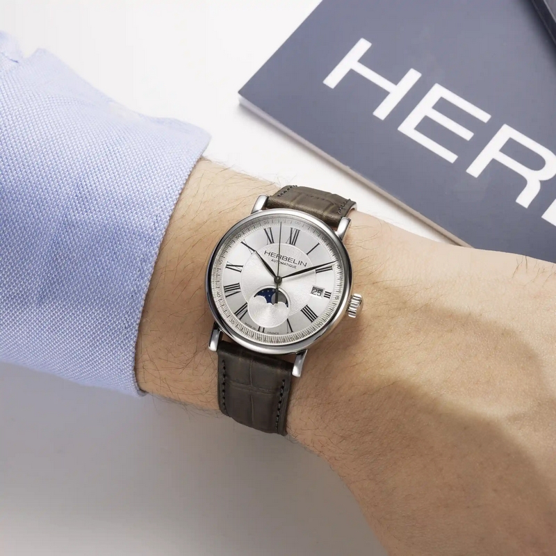 Montre Homme Automatique HERBELIN 2847AP08GR cuir portée