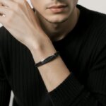 Bracelet double Acier inoxydable et cuir noir tressé Homme ROCHET, porté.