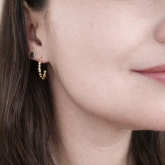 Boucles d'oreilles demi créoles Or jaune ROBBEZ MASSON portées