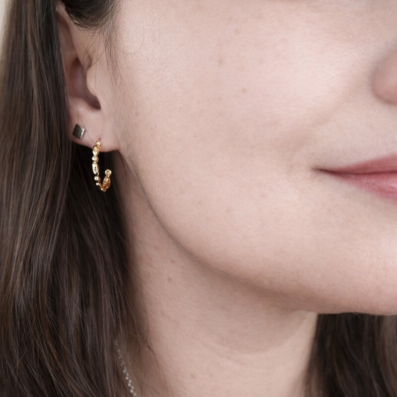 boucles-oreilles-demi-creoles-or-jaune-750-femme-robbez-masson-2-7444-00-portées Boucles d'oreilles demi créoles Or jaune ROBBEZ MASSON portées