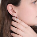 Boucles d'oreilles créoles Femme Argent et Oxydes ROBBEZ MASSON portées