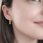 Boucles d'oreilles pendantes Infini Or jaune ROBBEZ MASSON portées