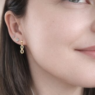 Boucles d'oreilles pendantes Infini Or jaune ROBBEZ MASSON portées
