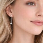 Boucles d'oreilles pendantes Or blanc et Oxydes ROBBEZ MASSON portées