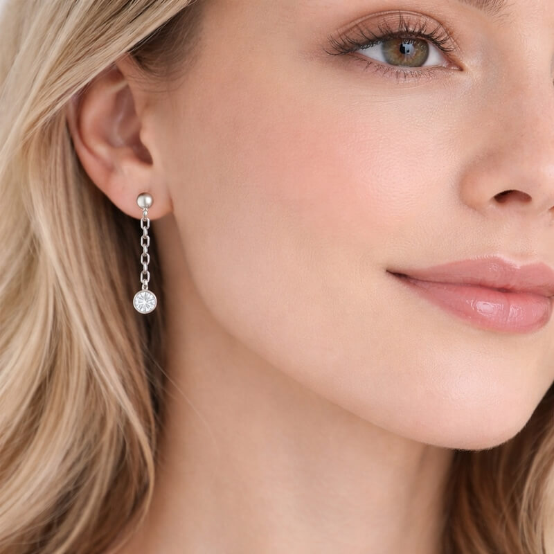boucles-oreilles-pendantes-femme-or-blanc-750-et-oxydes-robbez-masson-38SB92GZ-portées Boucles d'oreilles pendantes Or blanc et Oxydes ROBBEZ MASSON portées