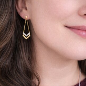 Boucles d'oreilles pendantes Or jaune et Oxydes ROBBEZ MASSON portées