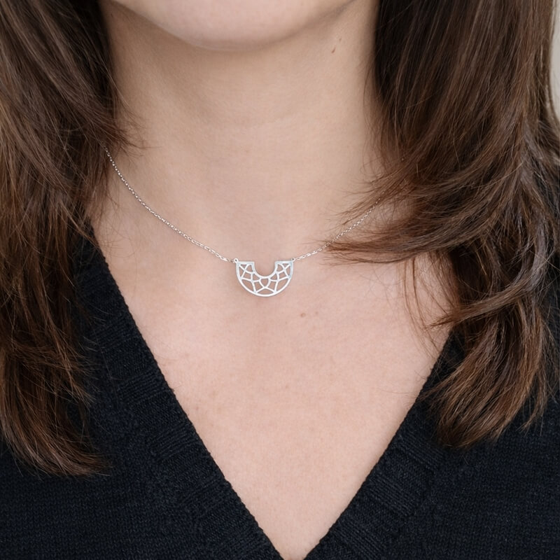 collier-argent-rhodié-geometrique-femme-des-idees-bijoux-332244-porté Collier Argent rhodié graphique Femme ROBBEZ MASSON porté