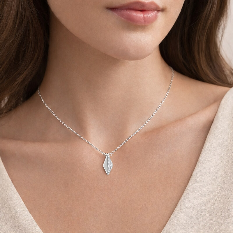 Collier Losange Argent et Oxydes moderne Femme ROBBEZ MASSON porté