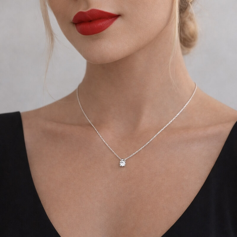 collier-femme-argent-rhodié-et-oxydes-robbez-masson-332159-1-portée Collier solitaire Argent et Oxyde Femme élégant et intemporel ROBBEZ MASSON porté